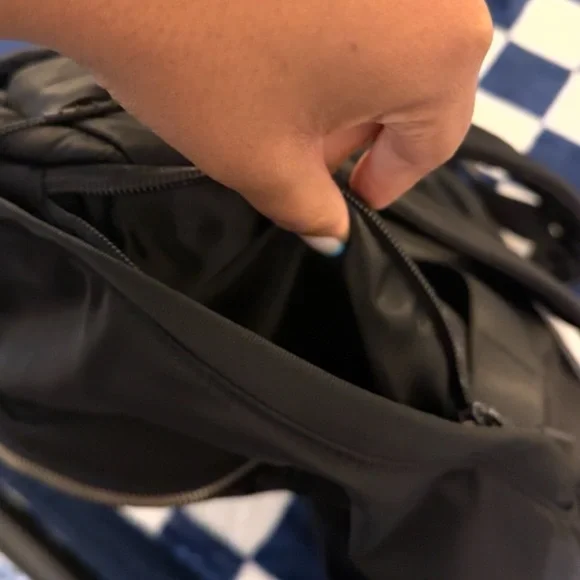 Lululemon City adventurer backpack - Picture 3 of 9